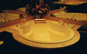 Bain à remous avec contours en marbre